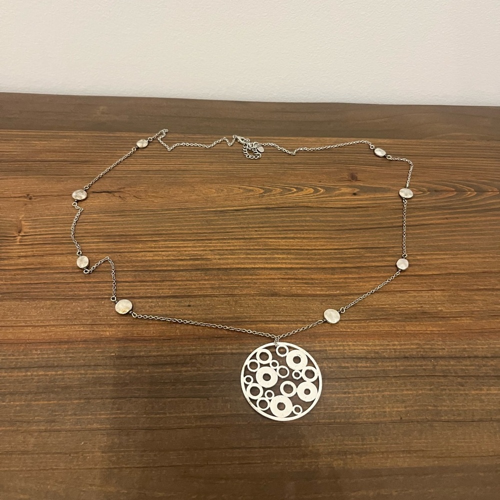 Circle pendant Necklace
Great condition